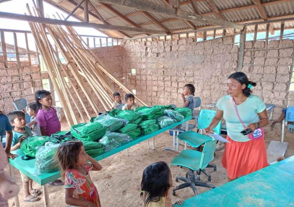 Governo garante abastecimento de escolas indigenas localizadas em areas com acesso somente aereo e f