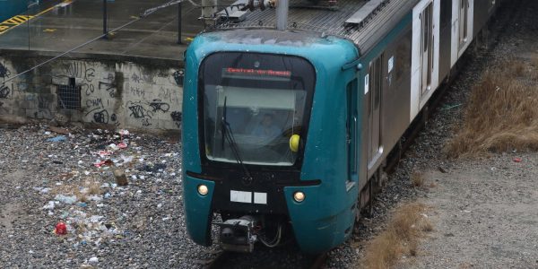 Mais de 1 km de cabos de linha de trem
