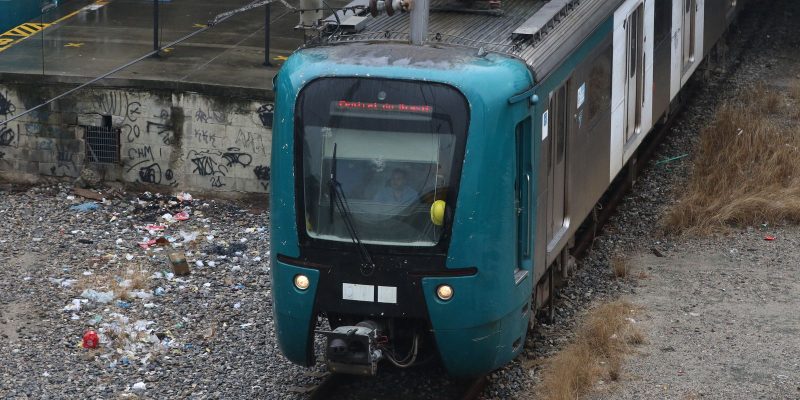 Mais de 1 km de cabos de linha de trem