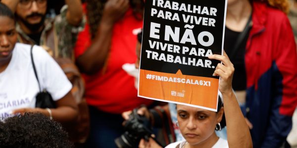 Manifestantes vao as ruas pelo fim da escala de trabalho