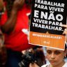 Manifestantes vao as ruas pelo fim da escala de trabalho