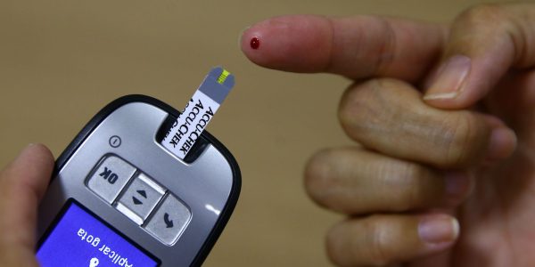 Medico alerta para o risco de pe diabetico em pacientes