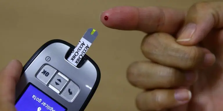 Medico alerta para o risco de pe diabetico em pacientes