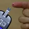Medico alerta para o risco de pe diabetico em pacientes