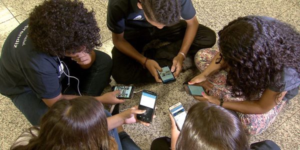 Pesquisa 86 dos brasileiros apoiam restricao de celular nas escolas