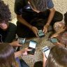 Pesquisa 86 dos brasileiros apoiam restricao de celular nas escolas