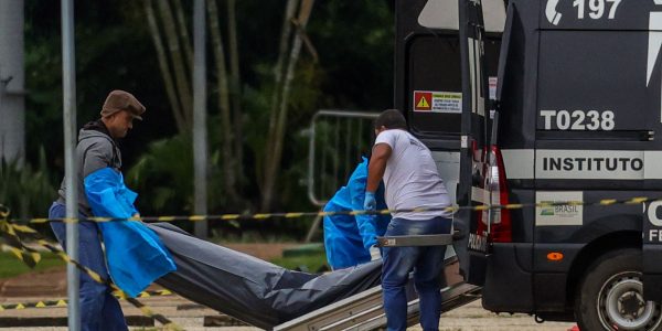 Policia retira corpo de autor de atentado na Praca dos