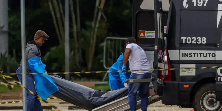 Policia retira corpo de autor de atentado na Praca dos