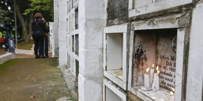 Preco de enterros triplica apos concessao de cemiterios em SP