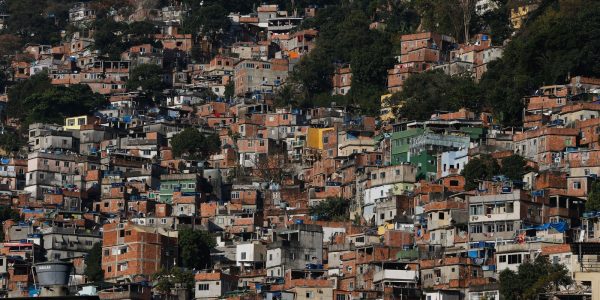Quase 164 milhoes de pessoas moram em favelas no Brasil