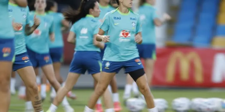 Selecao feminina realiza primeiro treino com todas as convocadas
