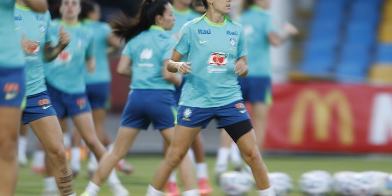 Selecao feminina realiza primeiro treino com todas as convocadas