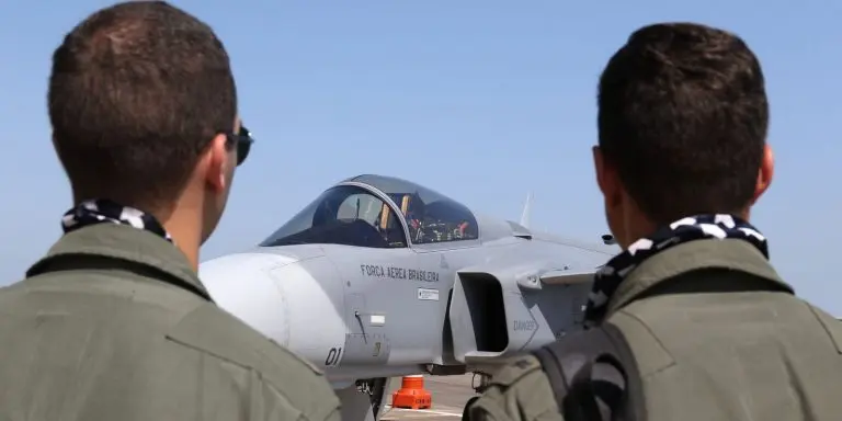 Caca adquirido pelo Brasil surpreende F 15 dos EUA em combate