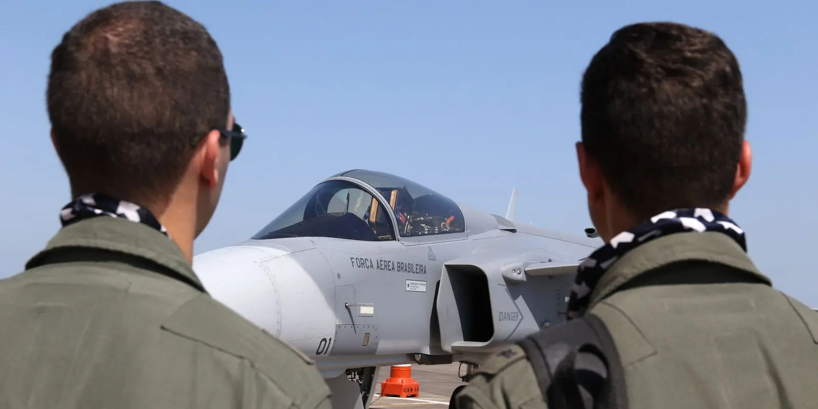 Caca adquirido pelo Brasil surpreende F 15 dos EUA em combate