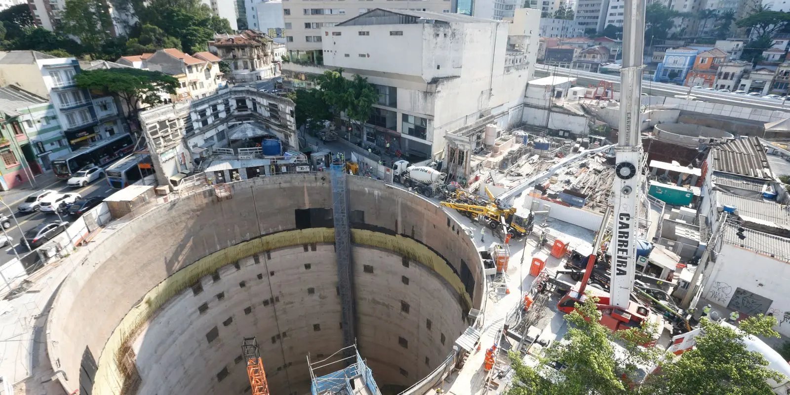 Desabamento abre cratera na Linha Laranja do Metro de Sao