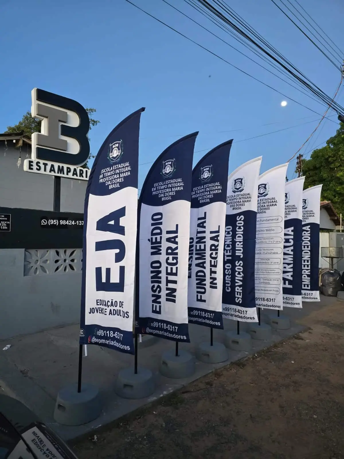 EJA Rede estadual de ensino disponibiliza mais de 3,8 mil vagas para a Educação de Jovens e Adultos em Roraima O Governo de Roraima, por meio da Seed (Secretaria de Educação e Desporto), anunciou a abertura das matrículas para a rede estadual de ensino, incluindo a modalidade de EJA (Educação de Jovens e Adultos) são mais de 3.800 vagas distribuídas em escolas da capital e interior. Várias escolas estaduais estão promovendo ações de mobilização junto às comunidades escolares para divulgar as vagas para a EJA. A Escola Estadual Ana Libória, no bairro Mecejana, por exemplo, está realizando panfletagem nos semáforos e feiras públicas para chamar a atenção para a importância da conclusão dos estudos. “Nossa escola realiza essa ação todos os anos. Inclusive, colocamos uma placa na fachada destacando nossas iniciativas. Também teremos um carro com propaganda móvel informando sobre o 2º e o 3º segmentos da EJA e o Ensino Médio Regular Noturno para o próximo ano letivo”, explicou a gestora da escola, Maria Luzia de Melo. Outra escola que está mobilizando a comunidade escolar é a de Tempo de Tempo Integral Maria das Dores Brasil, no bairro 13 de Setembro. “Nossas expectativas são as melhores. Estamos muito confiantes que a partir dessas divulgações seja um ano letivo de 2025 forte. Tem muita gente querendo reservar vagas agora em dezembro, mas deixamos claro que não podemos reservar, somente realizaremos a matrícula no período estipulado no edital”, disse o gestor da escola, Paullynele Pantoja. VAGAS PARA EJA Escolas que vão ofertar o 2° segmento (6° ao 9° ano do Ensino Fundamental) da EJA: Colégios Estaduais Militarizados: Maria e Lourdes Neves, Tancredo Neves, Fernando Granjeiro de Menezes, Maria Nilce Brandão e Escolas Estaduais Ana Libória, Fagundes Varela, Raimunda Nonato, Monteiro Lobato e Maria das Neves Rezende. Escolas que ofertam o 3° segmento (1ª a 3ª série do Ensino Médio) da EJA: Colégios Estaduais Militarizados: Luiz Ribeiro de Lima, Maria Sônia de Brito Oliva, Tancredo Neves, Fernando Granjeiro de Menezes, Maria Nilce Brandão, e Escolas Estaduais Ana Libória, Monteiro Lobato, Voltaire Pinto Ribeiro, Maria das Neves Rezende e Maria das Dores Brasil. Nos municípios do interior do Estado, serão 1.567 vagas para a EJA. AMPLIAÇÃO E REABERTURA DE ESCOLAS A Dieja (Divisão de Educação de Jovens e Adultos) destaca que, em 2024, 11 escolas da capital atenderam à modalidade EJA. Para 2025, a oferta será ampliada com a reabertura das modalidades no Colégio Estadual Militarizado Maria Nilce Brandão e na Escola Estadual Maria das Neves Rezende. MATRÍCULAS Para se matricular, é necessário que os novos alunos apresentem os seguintes documentos: cópias e originais de documento de identificação (RG, certidão de nascimento ou casamento), duas fotografias 3x4 recentes e comprovante de residência atualizado. A Secretária adjunta de Educação Básica, Raimunda Rodrigues, enfatizou a importância da EJA como uma oportunidade de transformação. “A Educação de Jovens e Adultos é um caminho para quem deseja retomar os estudos e melhorar sua qualidade de vida. Estamos trabalhando para garantir que todos tenham acesso a uma educação de qualidade”, disse. QUALIFICAÇÃO DA EJA O Governo Federal tem desenvolvido diversos programas para promover o acolhimento e inclusão educacional. Dentre eles, destacam-se dois pactos nacionais assinados pelo Governo de Roraima: o Pacto pela Alfabetização e o Pacto pela Alfabetização e Qualificação da Educação de Jovens e Adultos (EJA). O Pacto Nacional pela Superação do Analfabetismo e Qualificação na Educação de Jovens e Adultos, lançado em junho de 2024, visa superar o analfabetismo, elevar a escolaridade e ampliar a oferta de matrículas da EJA nos sistemas públicos de ensino. Já o Pacto pela Alfabetização e Qualificação da EJA busca qualificar as ações educacionais, trazendo oportunidades significativas para que jovens e adultos possam estudar. SERVIÇO: Período de matrícula na capital: 6 a 17 de janeiro de 2025; Período de matrícula nos municípios e comunidades indígenas: 6 a 30 de janeiro de 2025; Central de Matrículas: 21 a 30 de janeiro de 2025, na Praça do Centro Cívico, Nº 550, Centro, das 7h30 às 13h30; Documentos necessários: Documento de identificação, duas fotos 3x4 recentes e comprovante de residência atualizado. Call Center: 0800 746 4615 SECOM RORAIMA JORNALISTA: Layse Menezes FOTOGRAFIA: Ascom/Seed 1 Foto Seed3