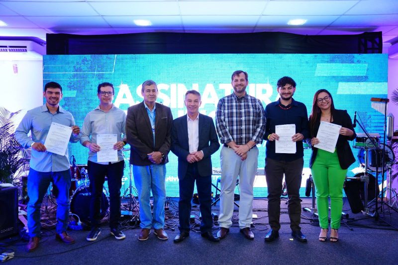 Governo de Roraima oficializa contrato de empresas beneficiadas em programa executado pela Faperr 4