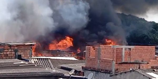 Incendio de grandes proporcoes atinge Vila dos Pescadores em Cubatao