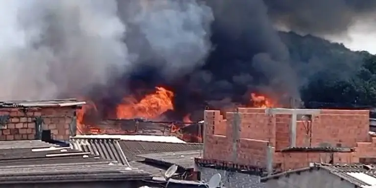 Incendio de grandes proporcoes atinge Vila dos Pescadores em Cubatao