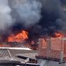 Incendio de grandes proporcoes atinge Vila dos Pescadores em Cubatao
