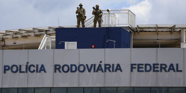 Jovem de 26 anos e atingida por tiro na cabeca
