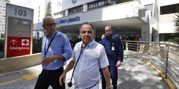 Medico diz que Lula esta bem sentado e conversando