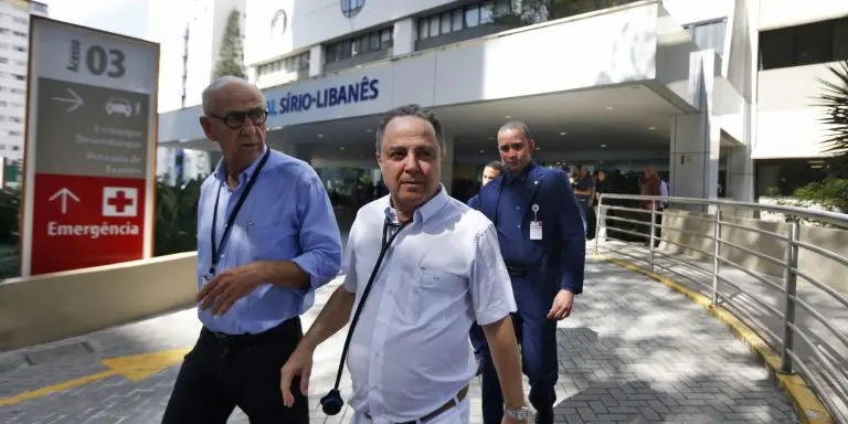 Medico diz que Lula esta bem sentado e conversando