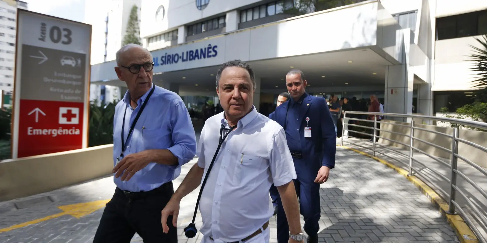 Medico diz que Lula esta bem sentado e conversando