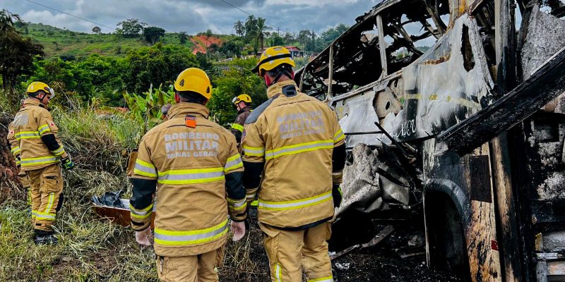 Mortes confirmadas no acidente em rodovia de Minas chegam a
