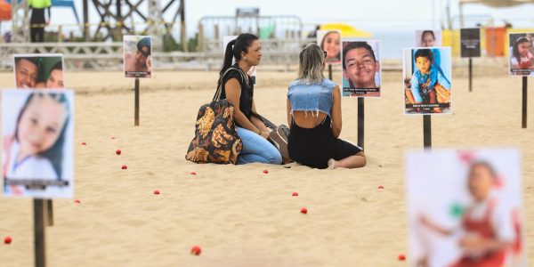 ONG protesta contra morte de criancas e adolescentes no Rio