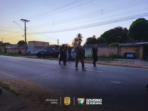 policia civil cumpre mandados de busca em residencia de policiais