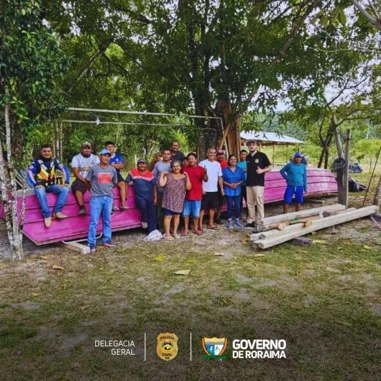 Policia Civil doa canoa apreendida em investigacao ambiental a Comunidade