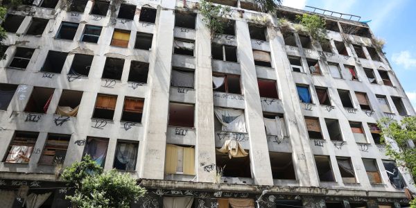 Predio onde vivem mais de 100 familias e desocupado no