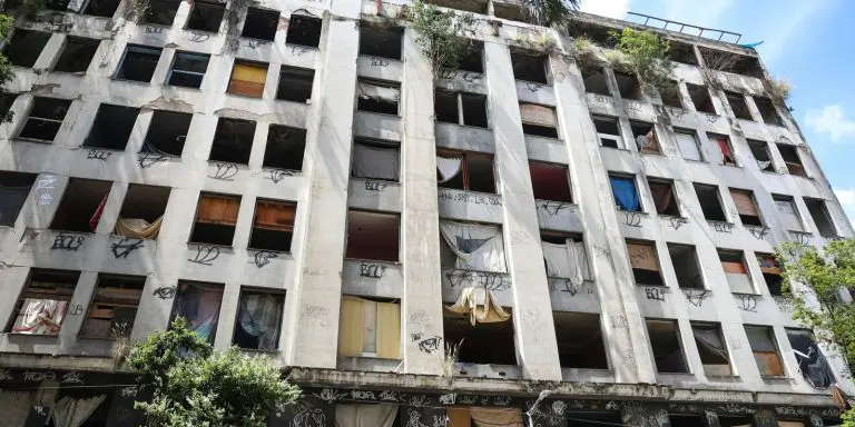 Predio onde vivem mais de 100 familias e desocupado no