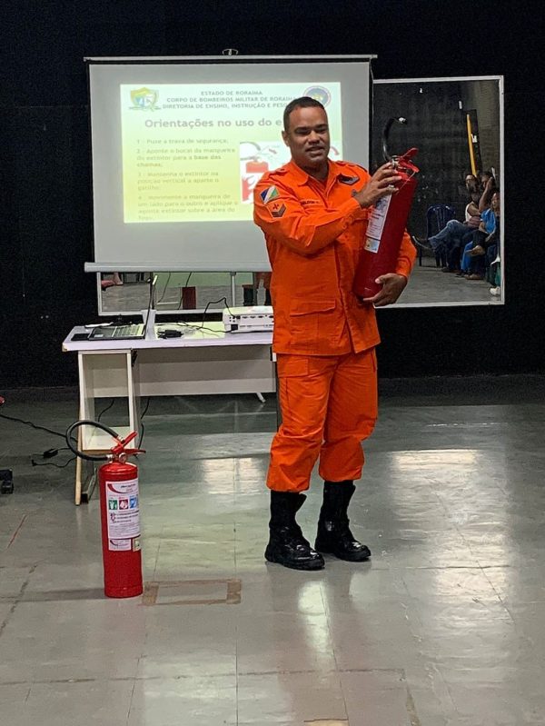 Servidores do CER II recebem treinamento sobre combate a incendios Ascom Sesau 2