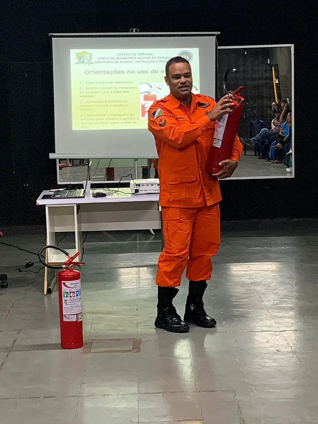 Servidores do CER II recebem treinamento sobre combate a incendios Ascom Sesau 2