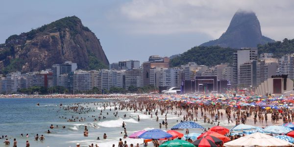 Sol movimenta praias do Rio e noite de Reveillon nao