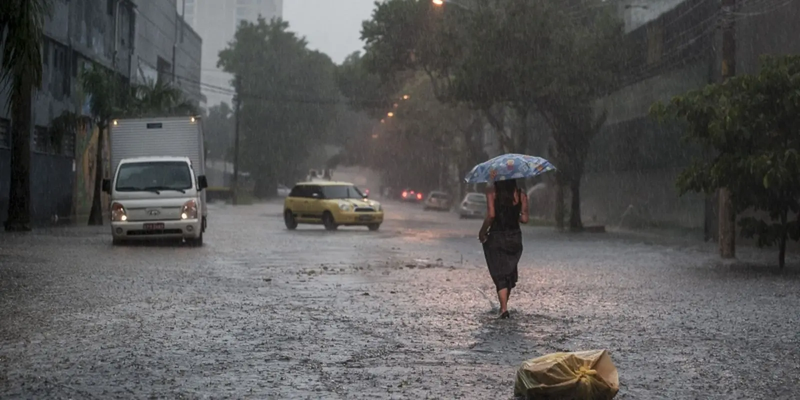 Tempestade deixa 660 mil casas sem luz na regiao metropolitana
