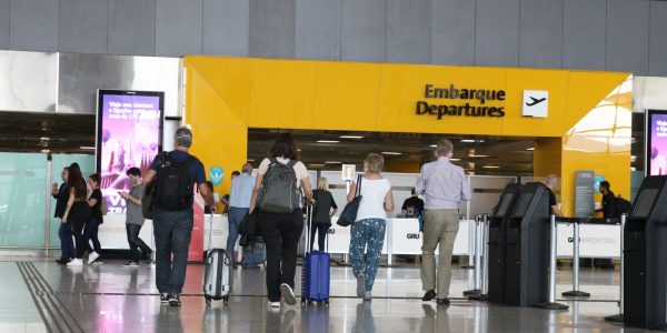 Vinte mil aposentados ja compraram passagens pelo Programa Voa Brasil