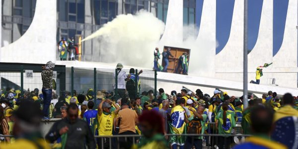 Abraco a democracia marcara no dia 8 dois anos da