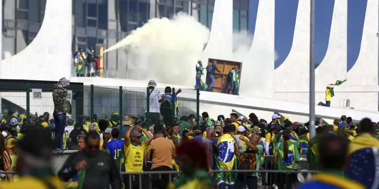 Abraco a democracia marcara no dia 8 dois anos da