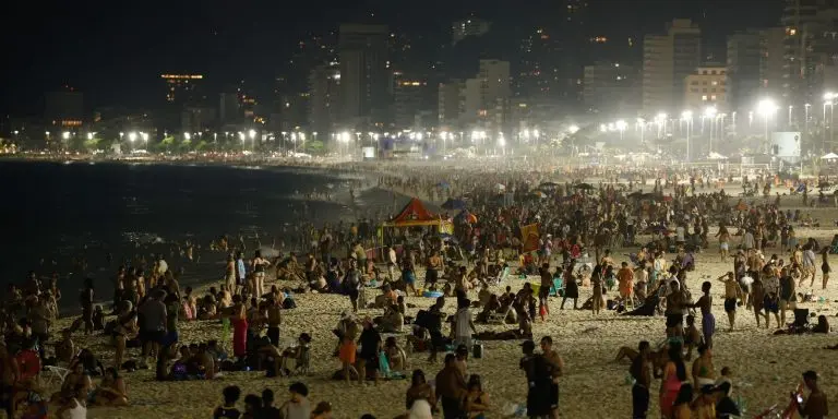 Banho noturno na orla do Rio atrai cariocas e turistas