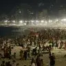 Banho noturno na orla do Rio atrai cariocas e turistas