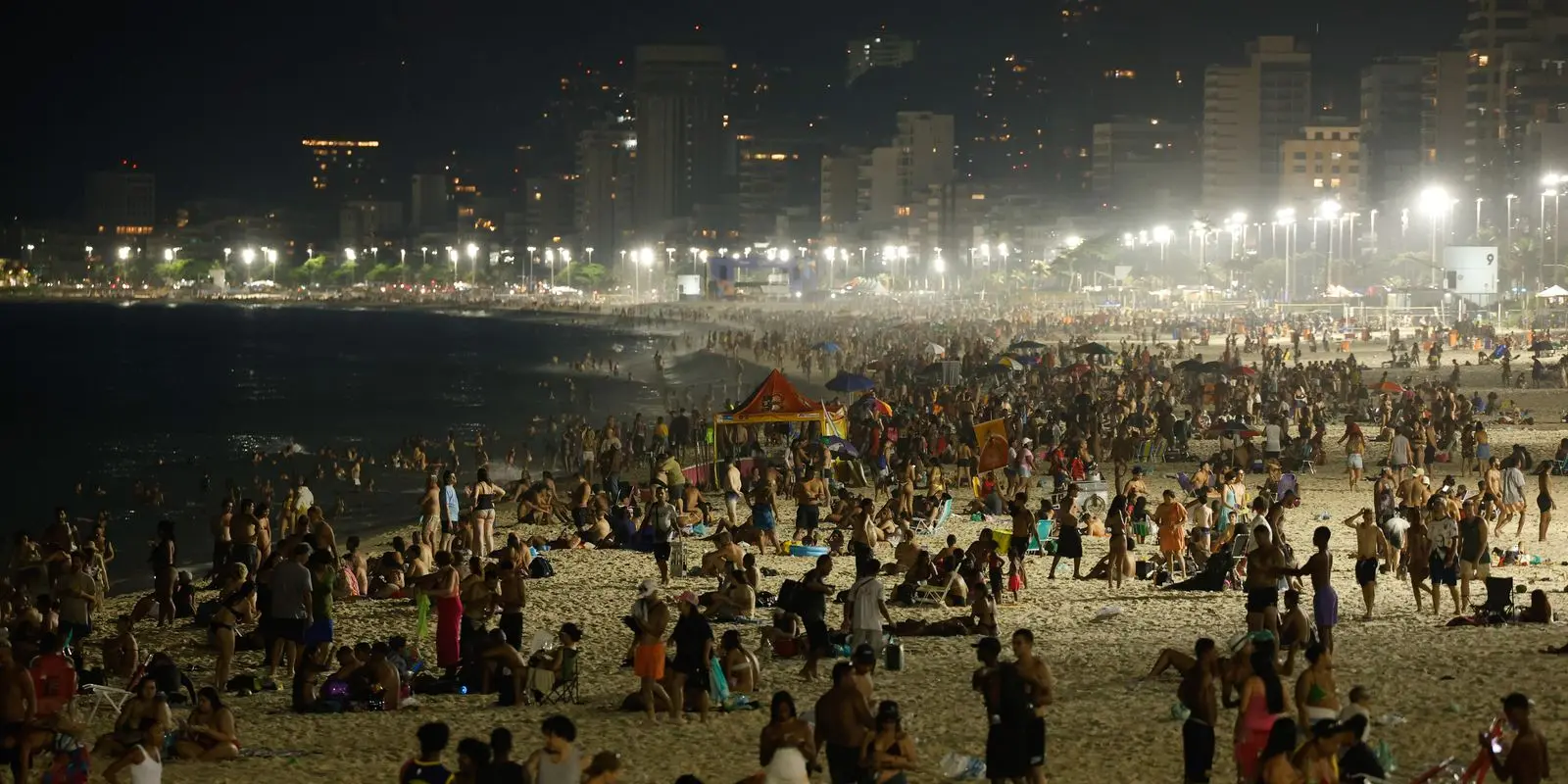 Banho noturno na orla do Rio atrai cariocas e turistas no calorão 1 Banho noturno na orla do Rio atrai cariocas e turistas