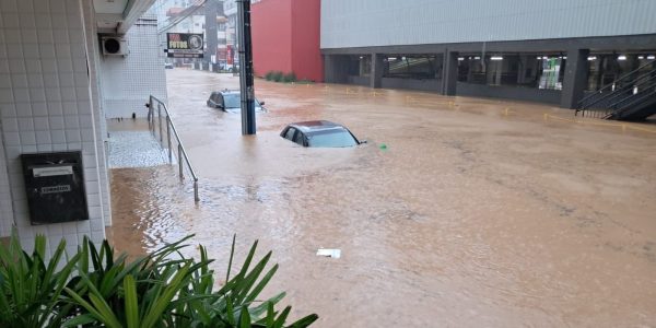 Chuva diminui em Santa Catarina mas chegada de frente fria