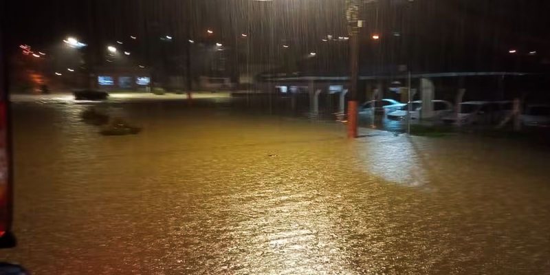 Chuvas levam quatro cidades a decretar emergencia em Santa Catarina