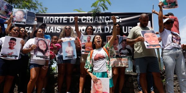 Em cartao postal do Rio ONG pede volta de memorial