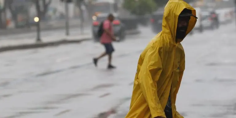 Inmet emite alerta vermelho para chuvas em Minas SP e