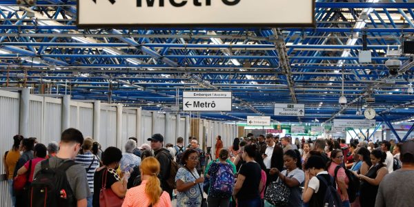 Metro de SP retoma operacao apos alagamento de estacao