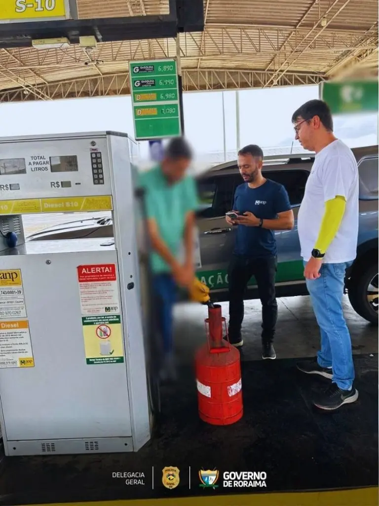 Policia Civil realiza fiscalizacao em posto de combustivel da capital